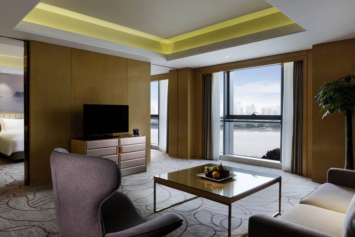 executive suite, 1 king bed, river view, executive level | 1 bedroom, minibar, in-room safe, desk