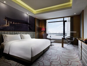 Minibar, in-room safe, desk, laptop workspace - Pullman Wenzhou (Wenzhou)