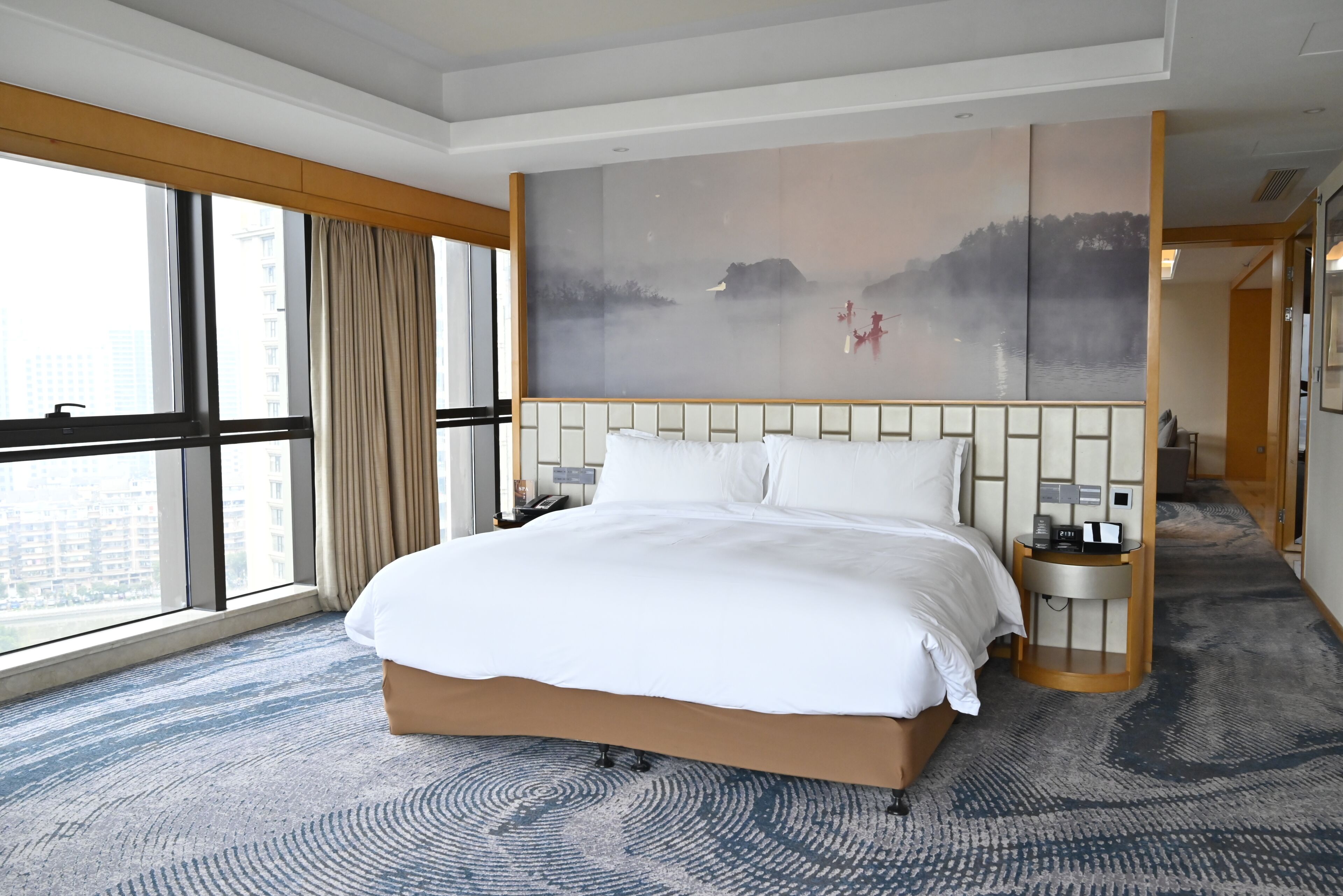 Suite ejecutiva, 1 cama de matrimonio grande, vistas al río, planta ejecutiva | Minibar, caja fuerte, escritorio y espacio para trabajar con un portátil