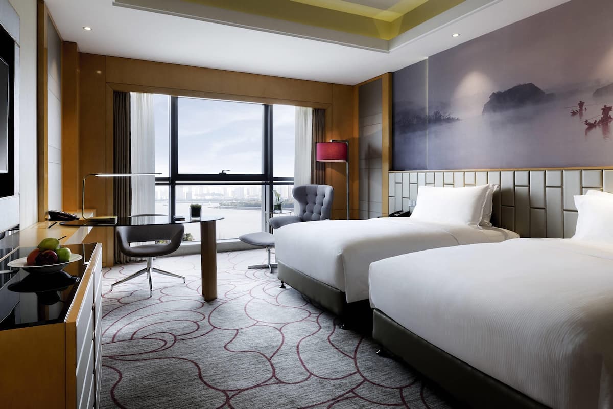 Minibar, coffre-fort, bureau