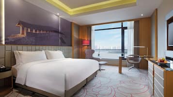 1 bilik tidur, bar mini, peti besi dalam bilik, meja