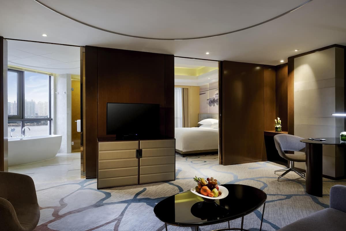 deluxe suite, 1 king bed, club lounge access, river view | 1 bedroom, minibar, in-room safe, desk