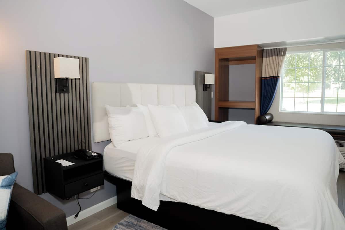 Habitación junior | Ropa de cama de alta calidad, camas con pillow-top y escritorio