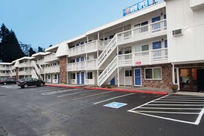 Property entrance - Motel 6 Bremerton, WA (Bremerton)
