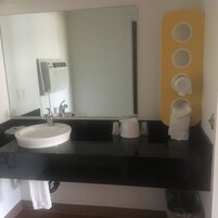 Bañera con ducha, toallas