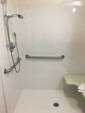 Combined shower/bathtub, towels - Motel 6 Bremerton, WA (Bremerton)
