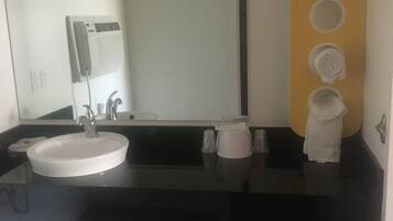 Combined shower/tub, towels