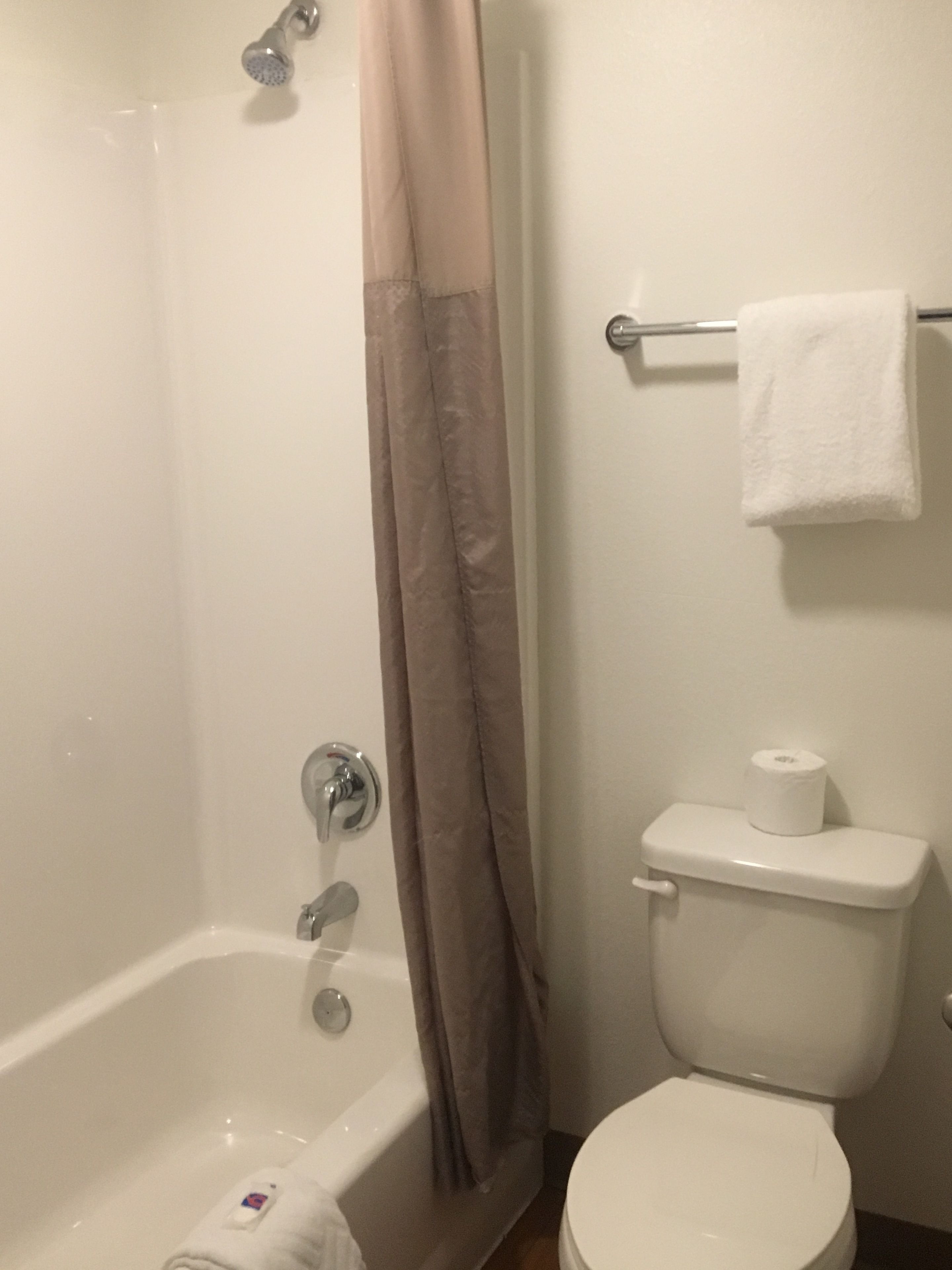 Une salle de bain avec une baignoire, des toilettes et un porte-serviettes.