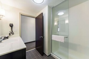 Escrivaninha, cortinas blackout, ferros/tábuas de passar roupa