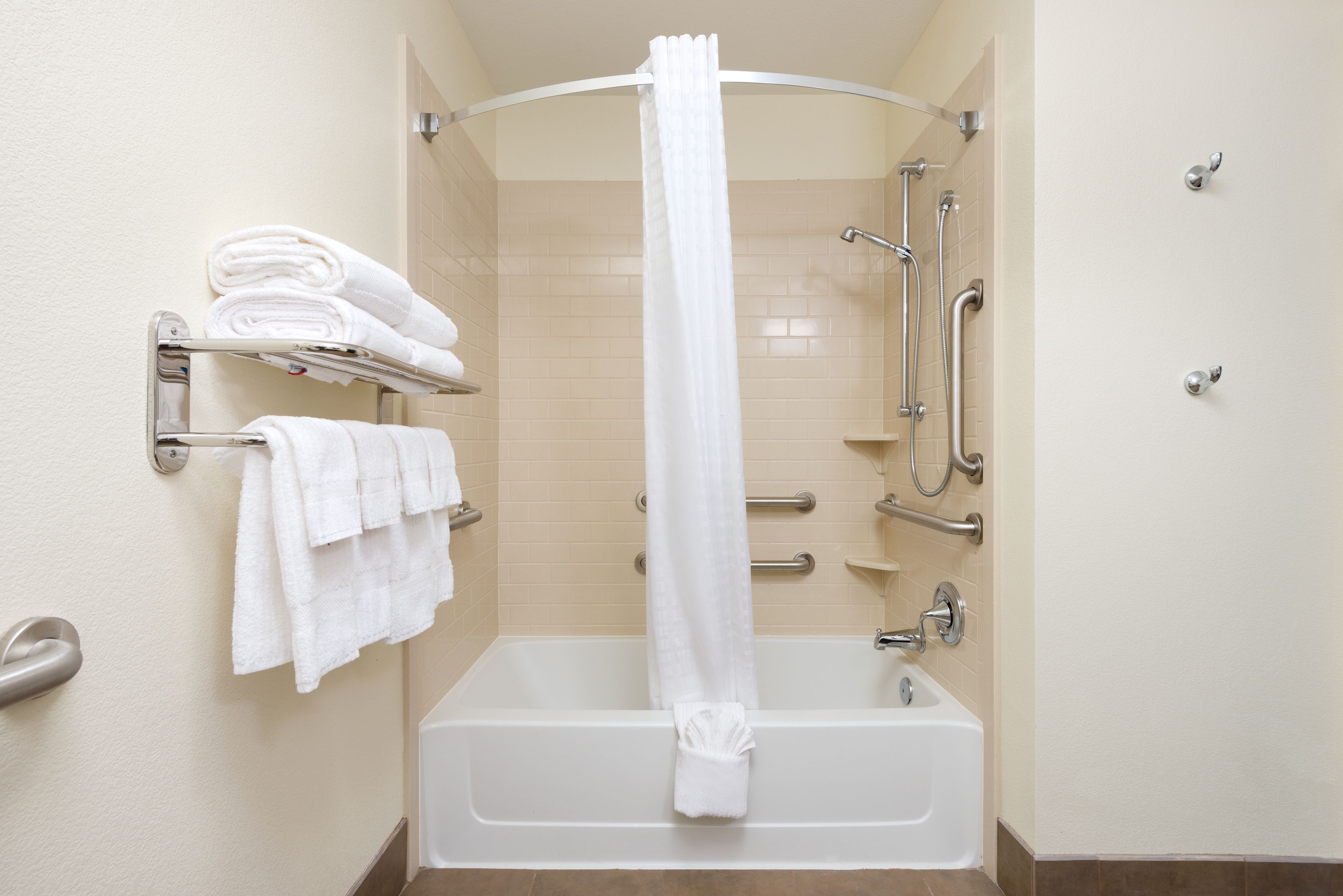 combined shower/bathtub, hair dryer, towels