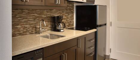 Lemari es, microwave, kompor, dan mesin pencuci piring