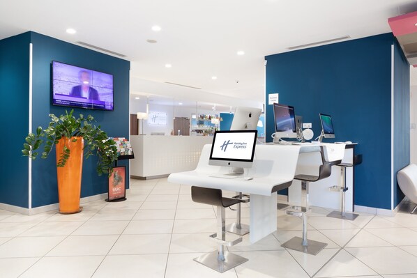 A modern dental clinic with a reception desk, computers, and a TV screen. - Holiday Inn Express Toulon - Est by IHG (Toulon)