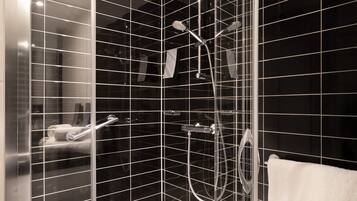 Een douche, gratis toiletartikelen, een haardroger, handdoeken