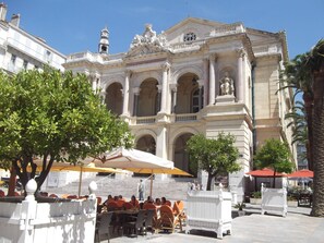 A historic building with classical architecture, including columns and statues. - Holiday Inn Express Toulon - Est by IHG (Toulon)