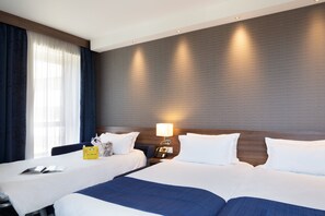 Rom – standard, 1 kingsize-seng med sovesofa | Safe på rommet, skrivebord, lydisolert og strykejern/-brett