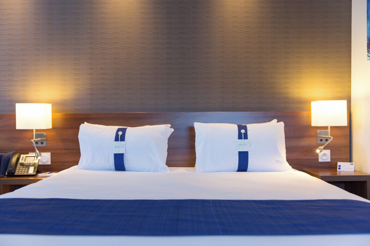 In-room safe, desk, soundproofing, iron/ironing board (on request)
