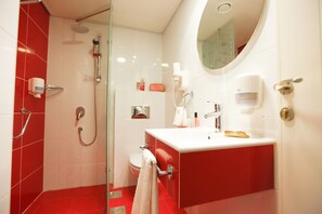 Douche, sèche-cheveux, serviettes fournies