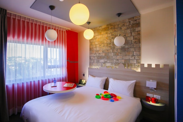 Caja fuerte, escritorio, tabla de planchar con plancha y wifi gratis