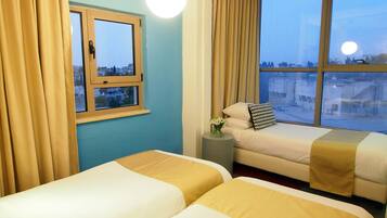 Kolmen hengen standard-huone | Tallelokero huoneessa, työpöytä, silitysrauta/-lauta, ilmainen Wi-Fi