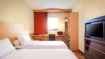 Standard Room, 1 Double Bed | Minibar, in-room safe, desk, laptop workspace