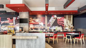 Aperto a colazione, pranzo e cena, cucina internazionale