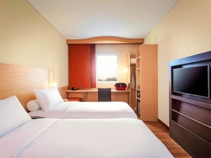 Standard Room, 1 Double Bed | Minibar, in-room safe, desk, laptop workspace