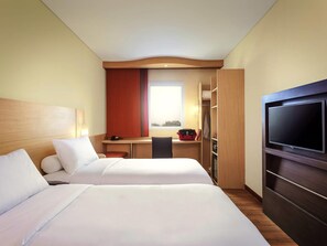 Standard Room, 1 Katil Kelamin (Double) | Bar mini, peti besi dalam bilik, meja, ruang kerja komputer riba 
