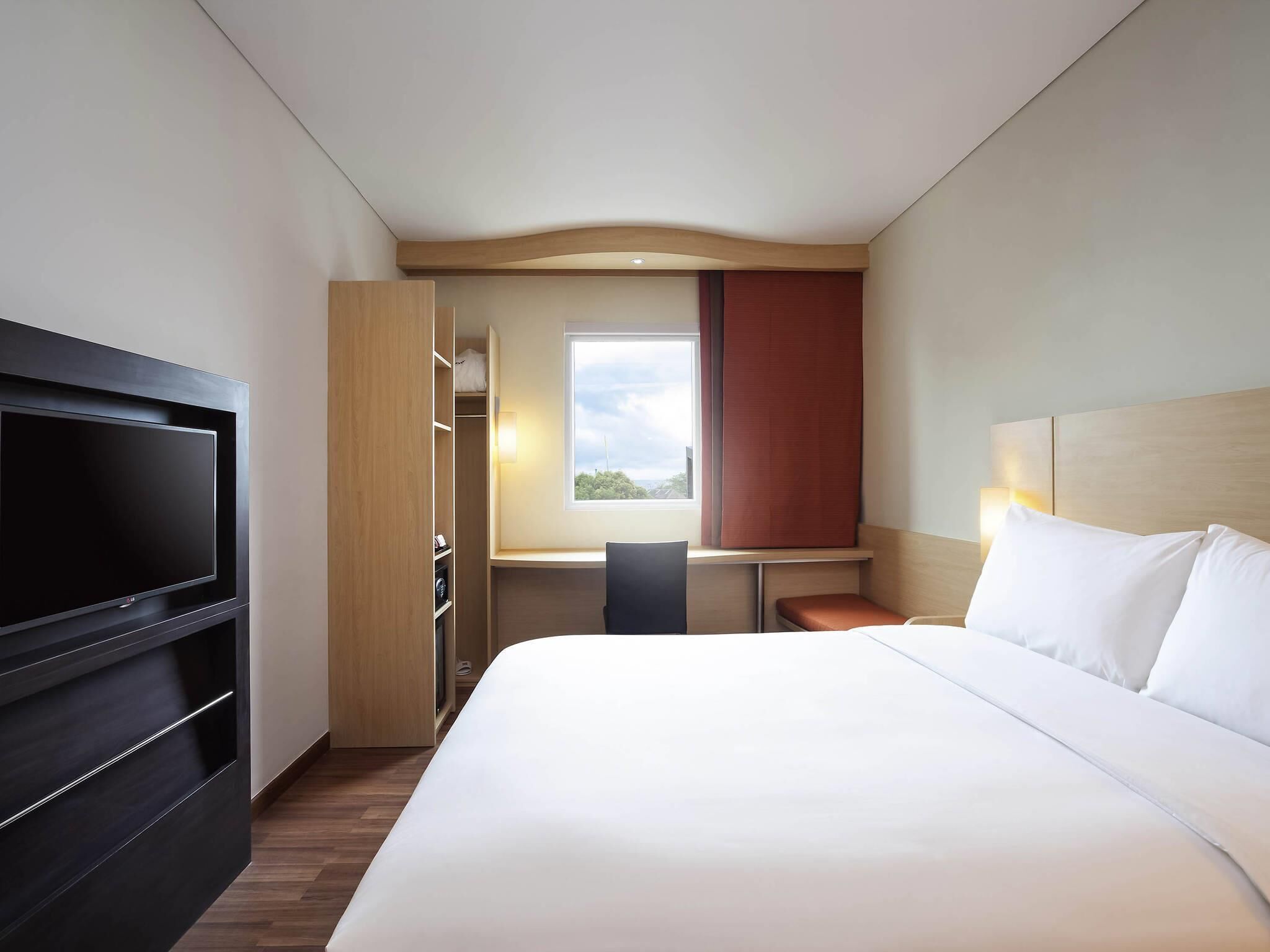 Standard Room, 1 Double Bed | Minibar, in-room safe, desk, laptop workspace