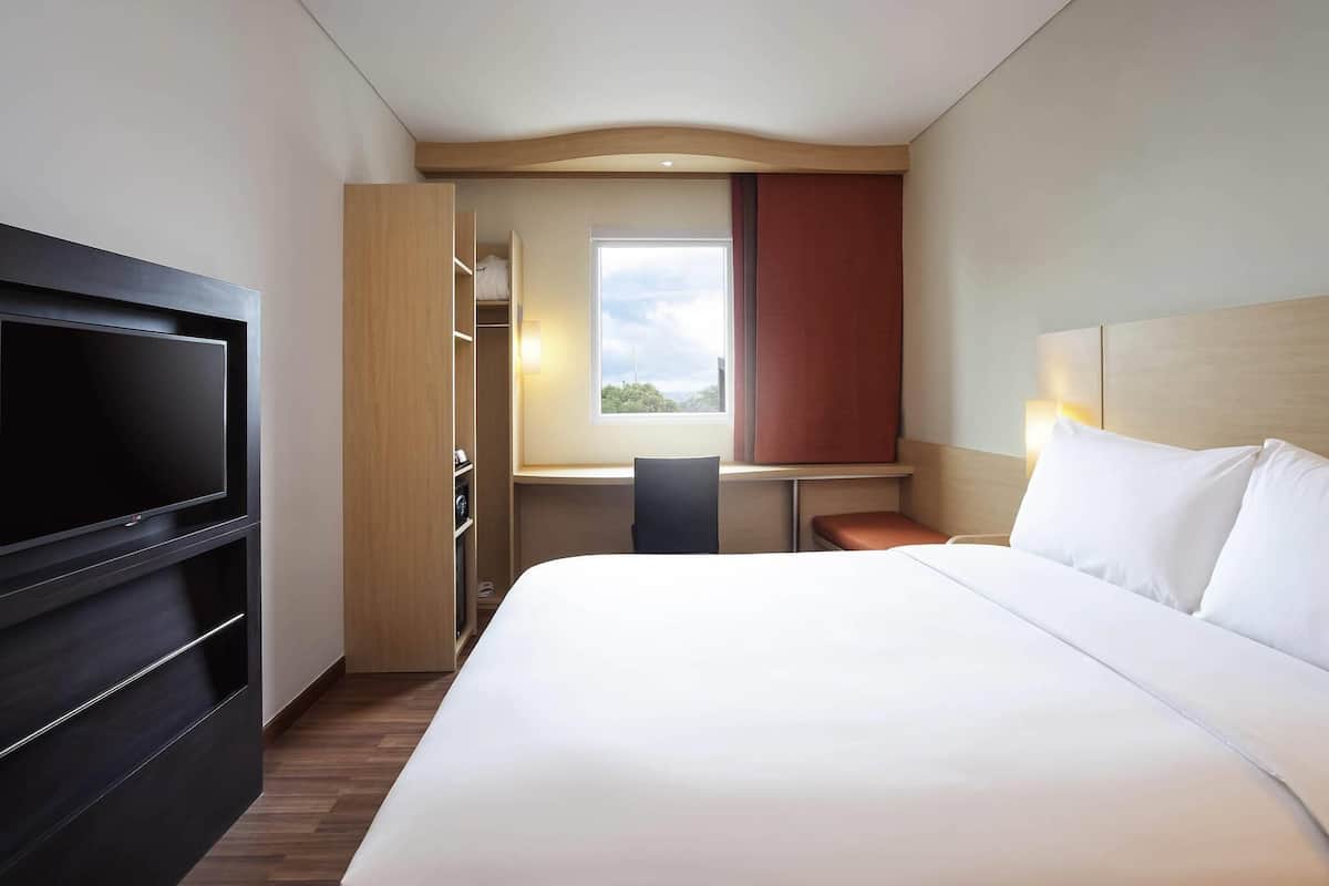 Standard Room, 1 Double Bed | Minibar, in-room safe, desk, laptop workspace