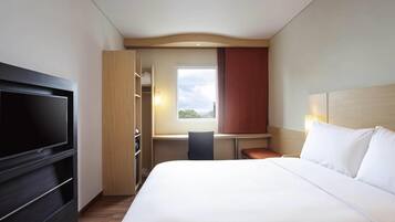 Standard Room, 1 Double Bed | Minibar, in-room safe, desk, laptop workspace