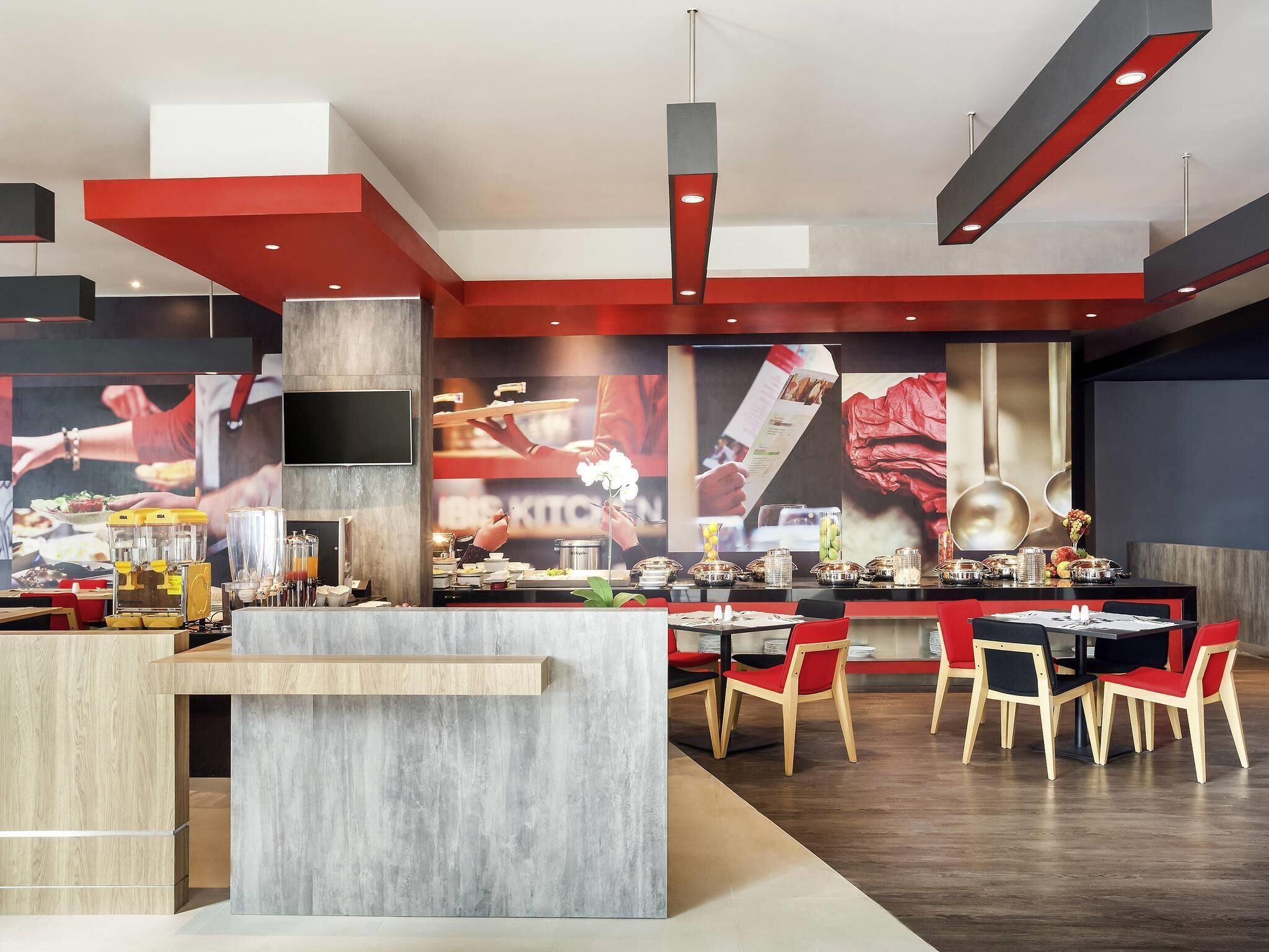 供應早餐、午餐和晚餐，國際料理