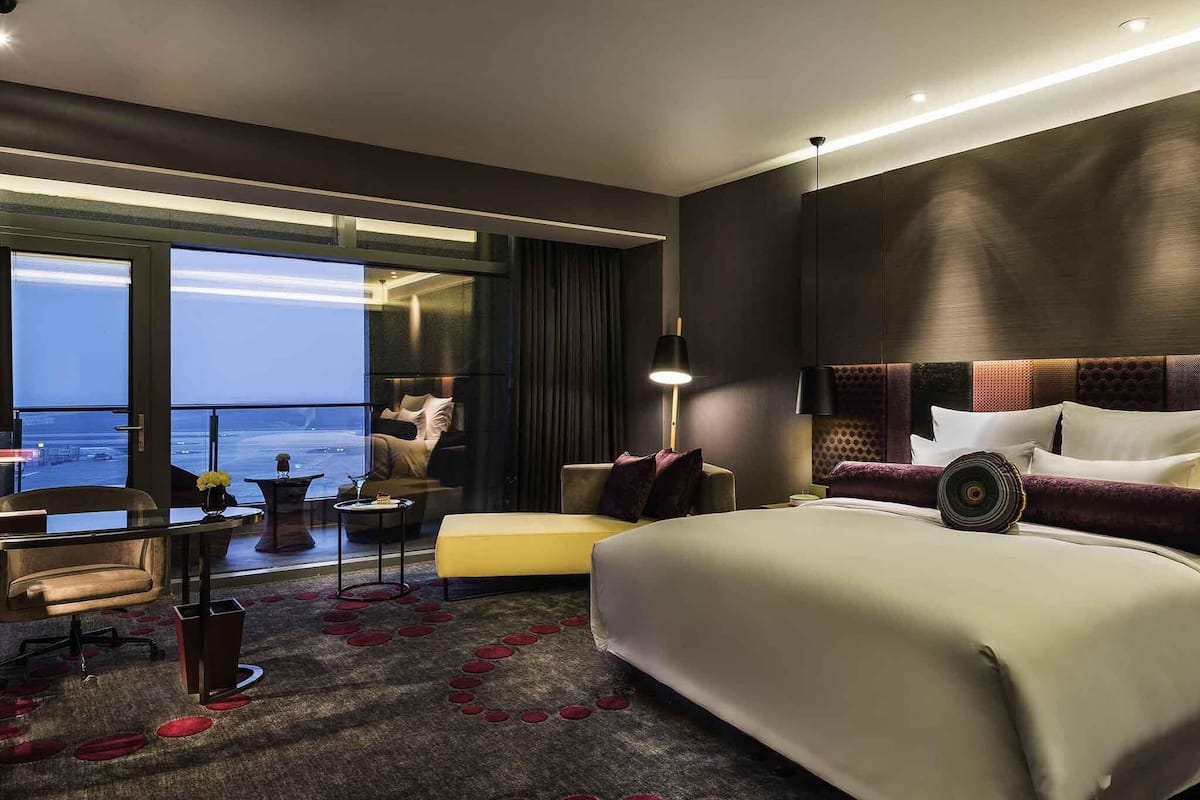 Executive Room, 1 King Bed | 1 bedroom, minibar, in-room safe, desk