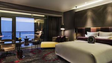 Executive Room, 1 King Bed | 1 bedroom, minibar, in-room safe, desk