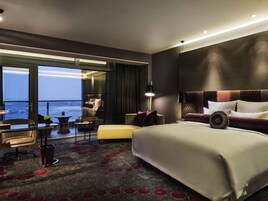 Executive Room, 1 King Bed | 1 bedroom, minibar, in-room safe, desk