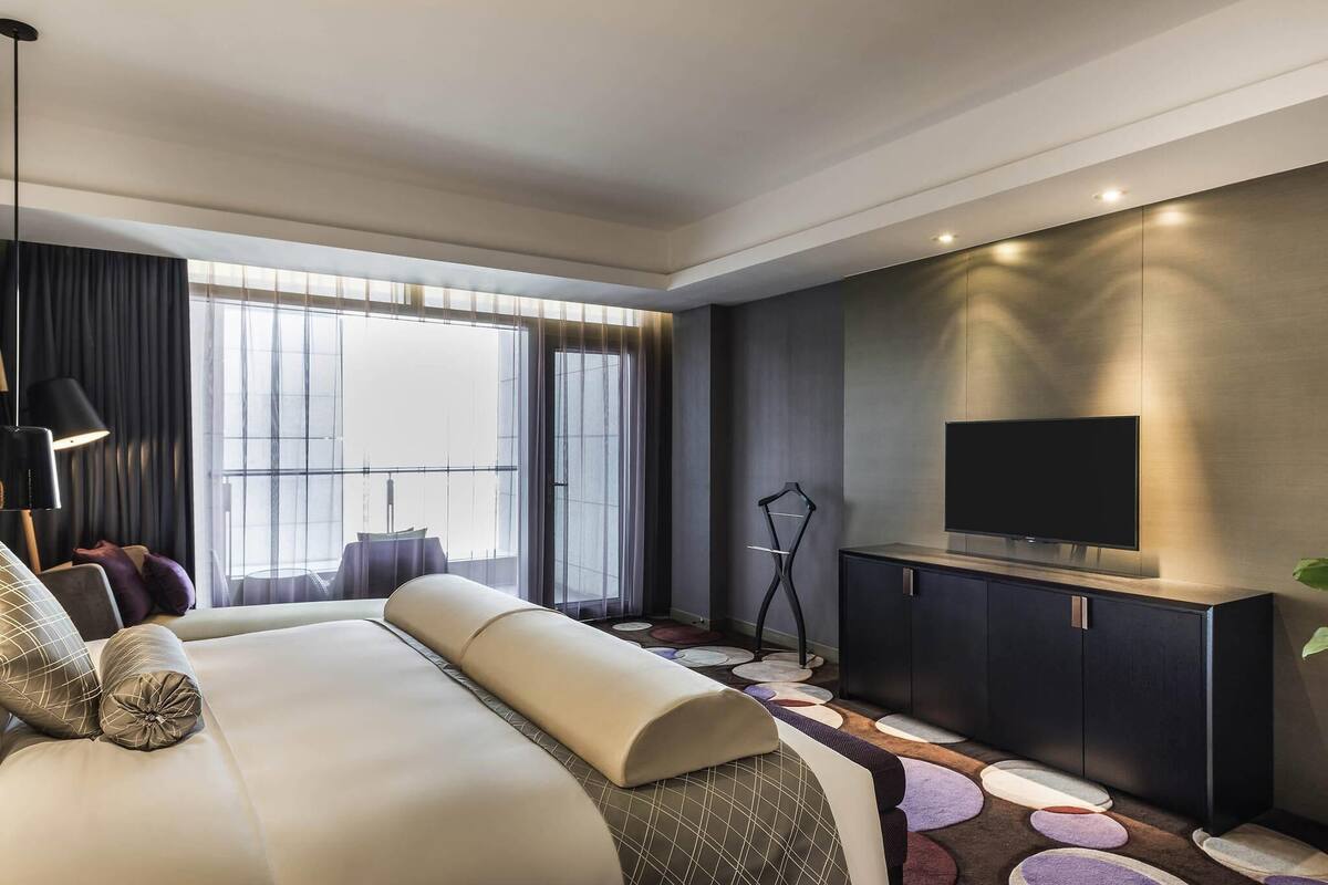 suite, 1 king bed | 1 bedroom, minibar, in-room safe, desk