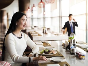 3 restaurants, international cuisine