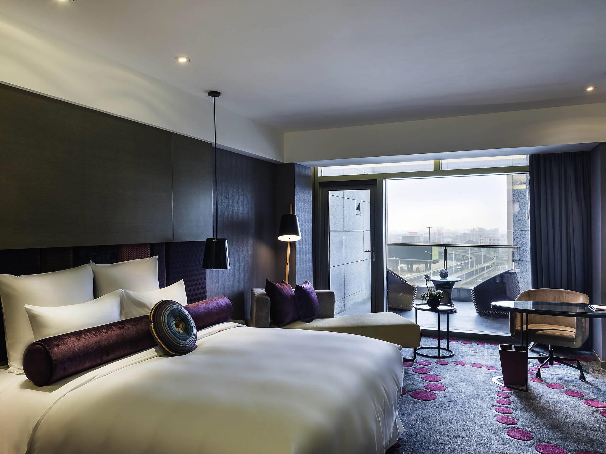 Superior Room, 1 King Bed | 1 bedroom, minibar, in-room safe, desk