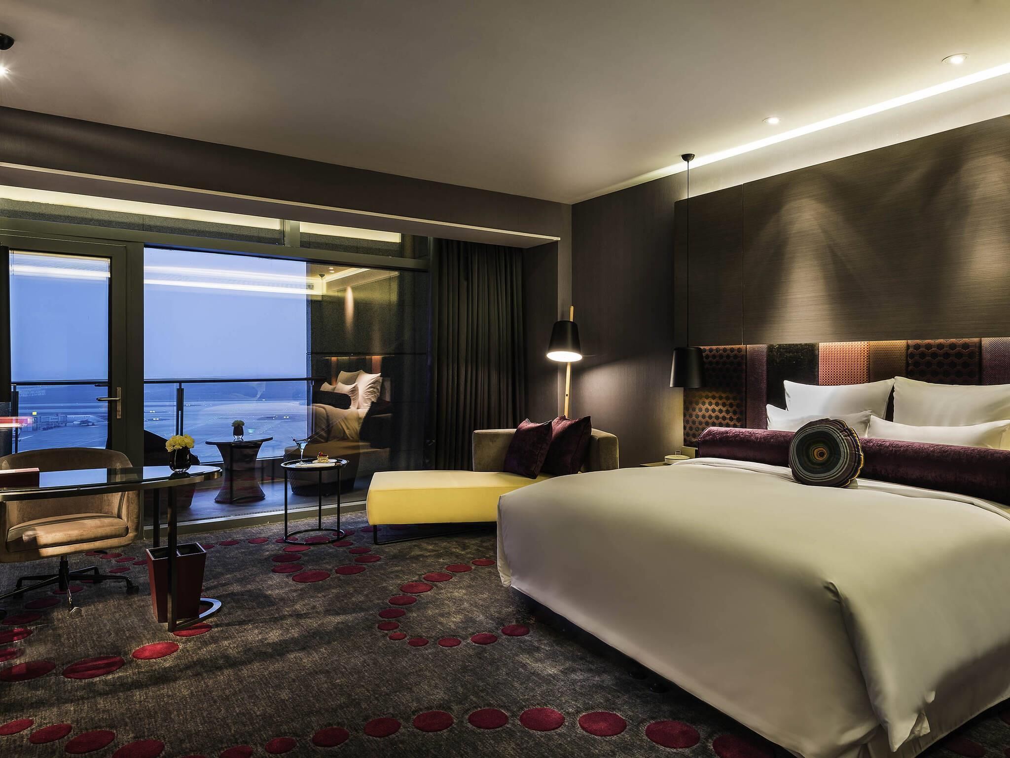 Executive Room, 1 King Bed | 1 bedroom, minibar, in-room safe, desk