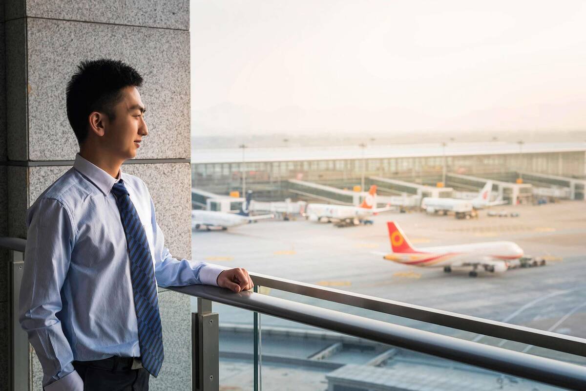 deluxe room, 1 king bed | 1 bedroom, minibar, in-room safe, desk