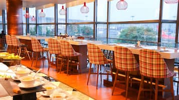 Daily buffet breakfast (CNY 184 per person)