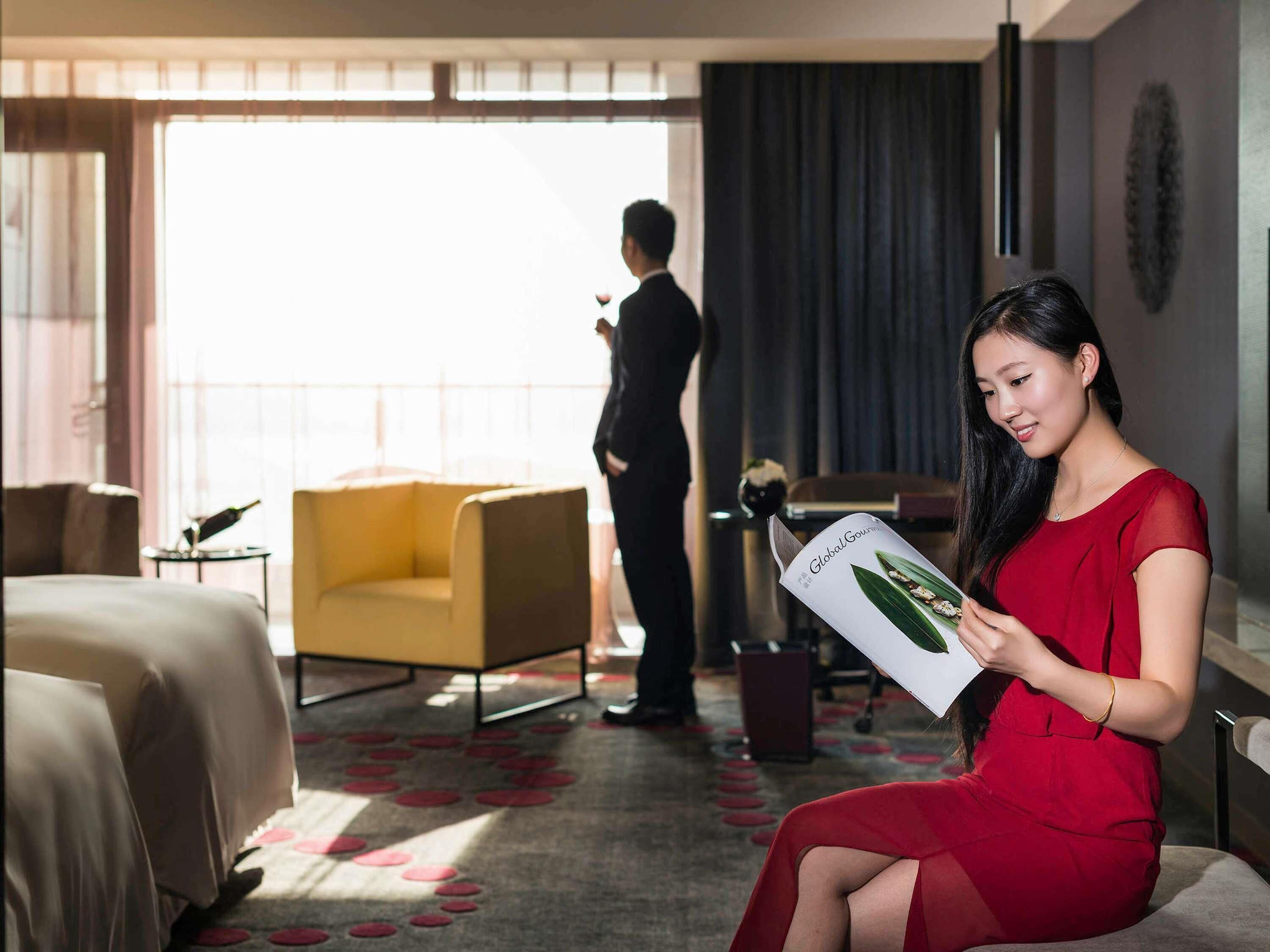 Executive Room, 2 Twin Beds | 1 bedroom, minibar, in-room safe, desk