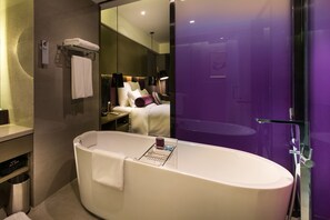 Quarto executivo, 1 cama King | Banheiro | Banheira e chuveiro separados, chuveiro com efeito de chuva