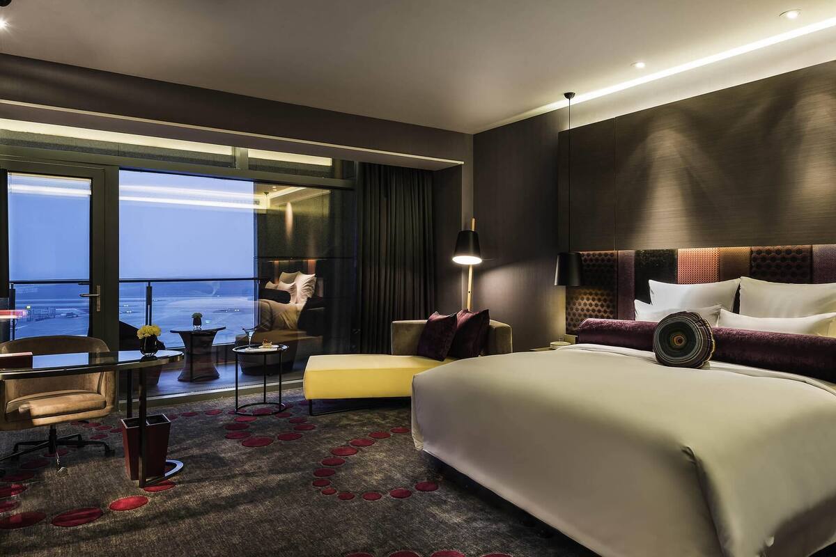 executive room, 1 king bed | 1 bedroom, minibar, in-room safe, desk