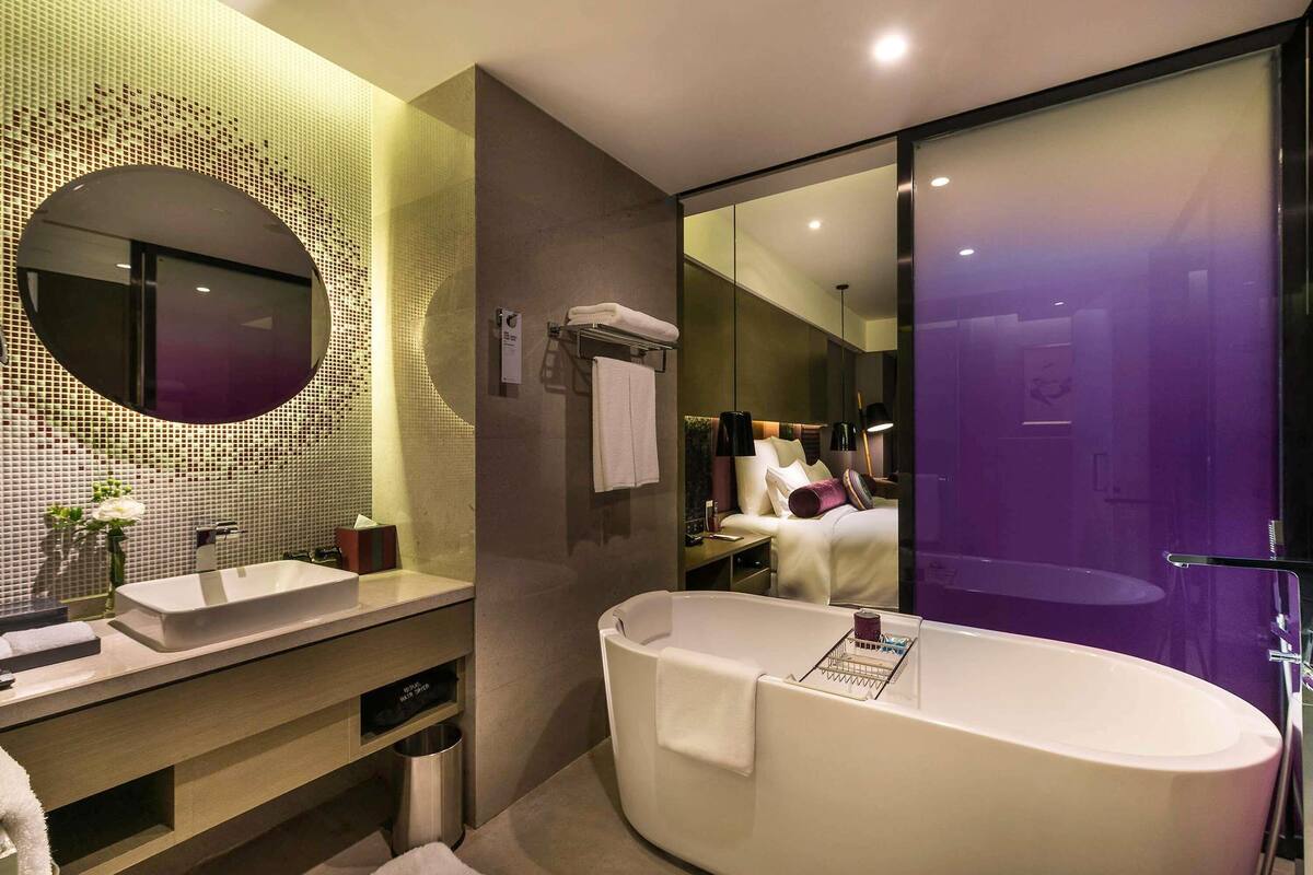 executive room, 1 king bed | 1 bedroom, minibar, in-room safe, desk