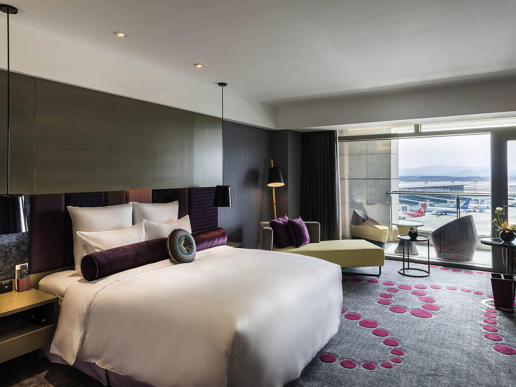 Deluxe Room, 1 King Bed | 1 bedroom, minibar, in-room safe, desk