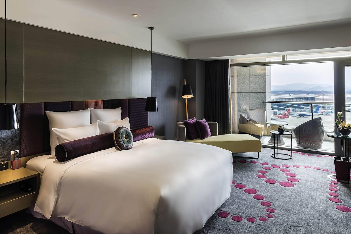 Deluxe Room, 1 King Bed | 1 bedroom, minibar, in-room safe, desk