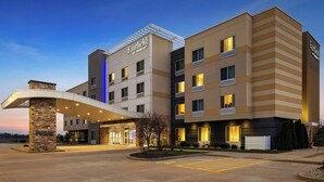 Fairfield by Marriott -hotelli, jossa on moderni muotoilu, katettu sisäänkäynti ja useita kerroksia.