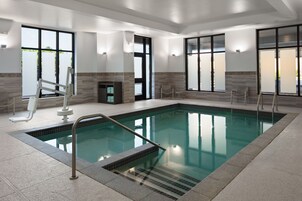 Una piscina cubierta