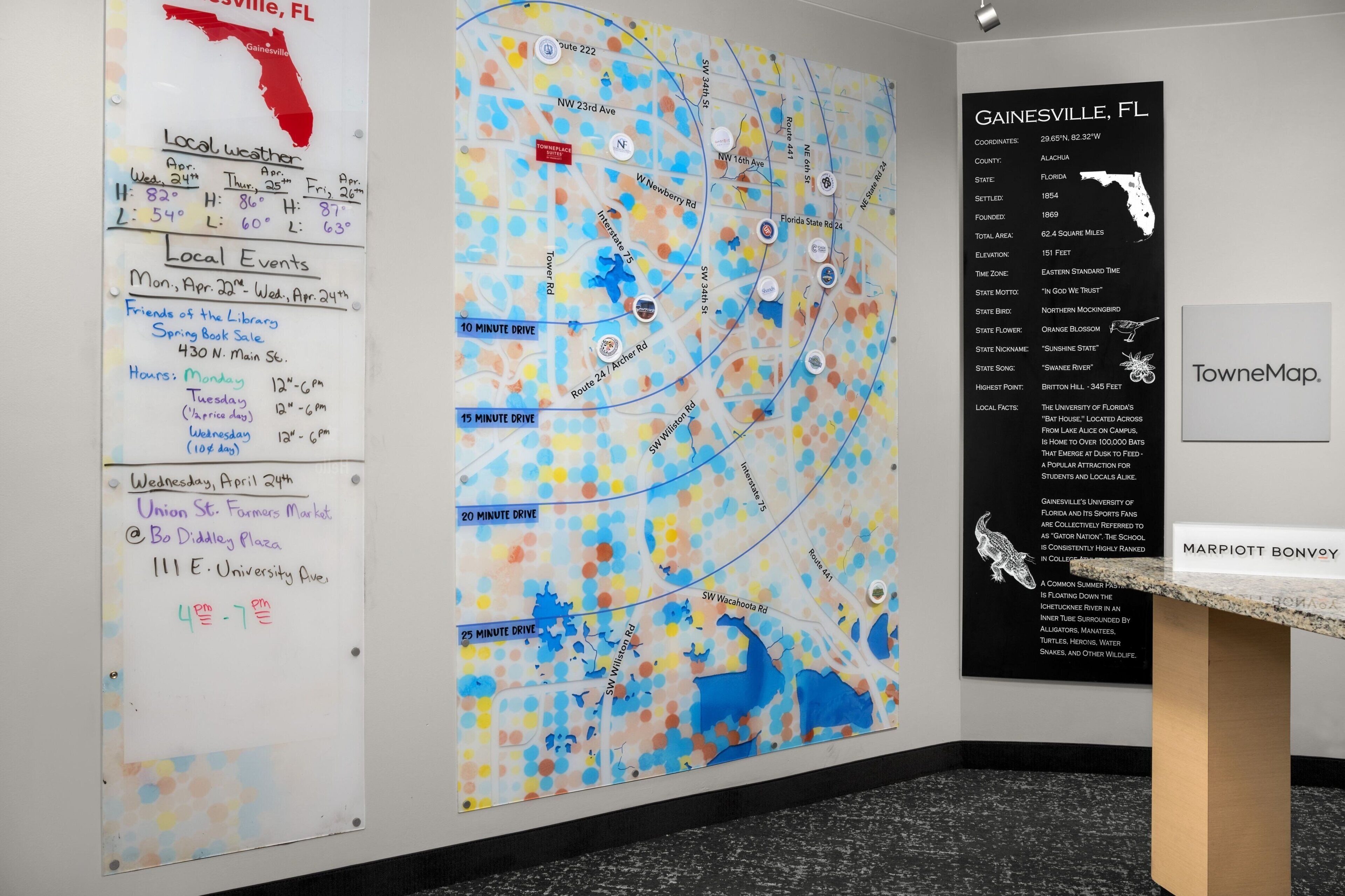 Un mapa de Gainesville, Florida, con información sobre el clima local y eventos señalados en un tablón.