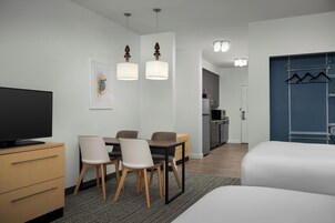 开间, 2 张大床 (Mobility Accessible, Tub) | 客房内保险箱、办公桌、笔记本电脑工作区、遮光窗帘